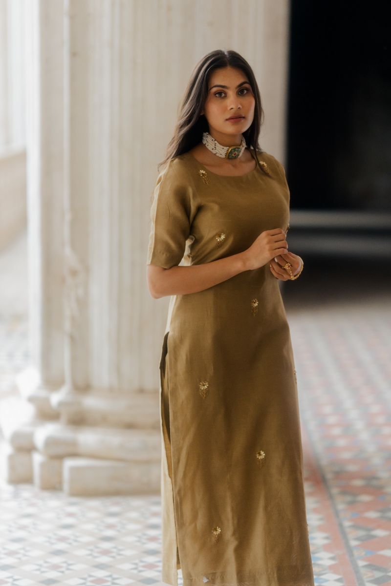 Plain Golden Color And Short Sleeve Women Silk Kurti For Casual Wear at  Best Price in Amalner | Kanchan Collection